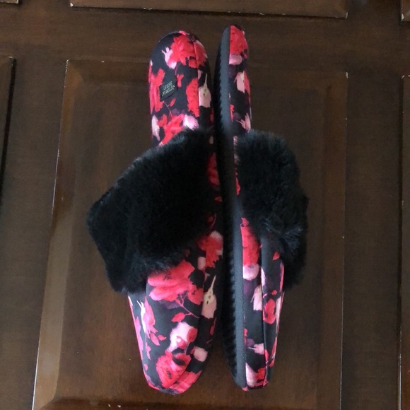 Women’s size medium Victoria’s Secret Black Floral Satin Fur Slippers - Picture 7 of 11